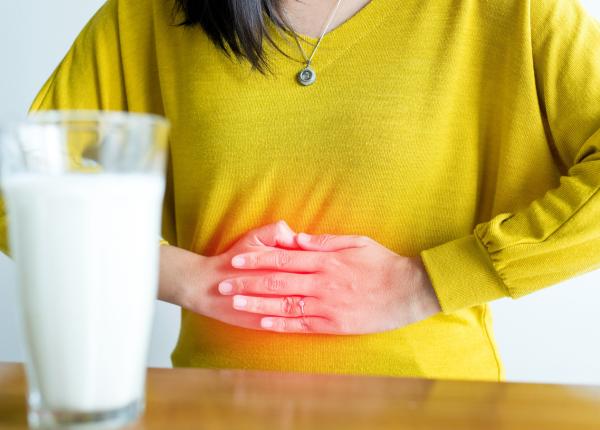 trucul cu lapte care te scapa de balonare si dureri de burta