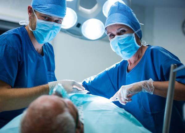 un barbat a donat simultan doua organe fiicei sale