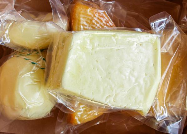 ce se intampla cu branza cand o pastrezi in pungi sau caserole de plastic