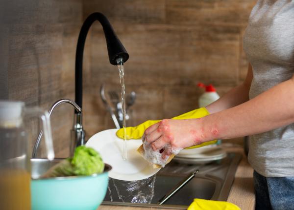 de ce nu este recomandat sa lasi apa sa curga cu presiune atunci cand speli vasele