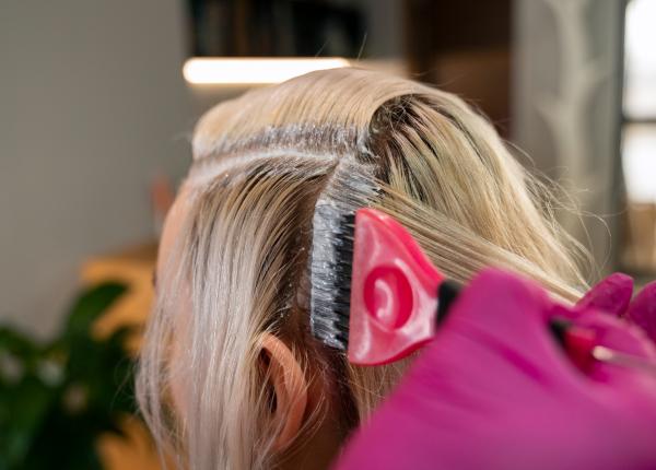 de ce vopseaua de par nu acopera firele albe complet