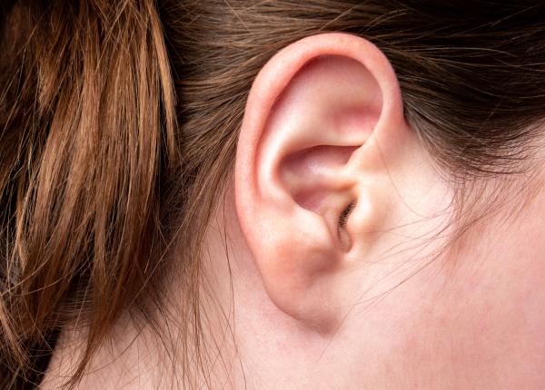 de ce avem impresia ca ne ard urechile