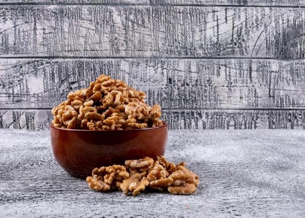 de ce sa pui miezul de nuca in apa inainte de consum