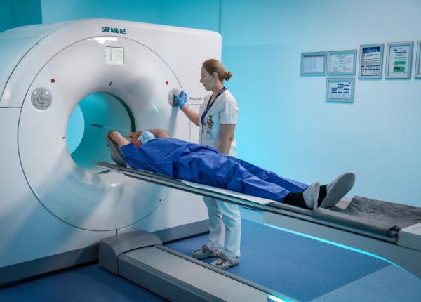 progres major in diagnosticul avansat al cancerului de prostata sanador introduce examenul pet ct psma in premiera pentru romania