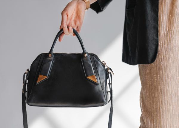 5 motive sa nu iti mai pui geanta pe jos