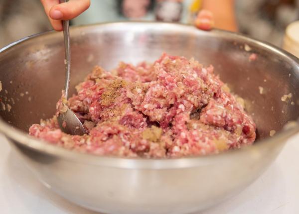 ce inseamna daca vezi pete gri pe carnea tocata