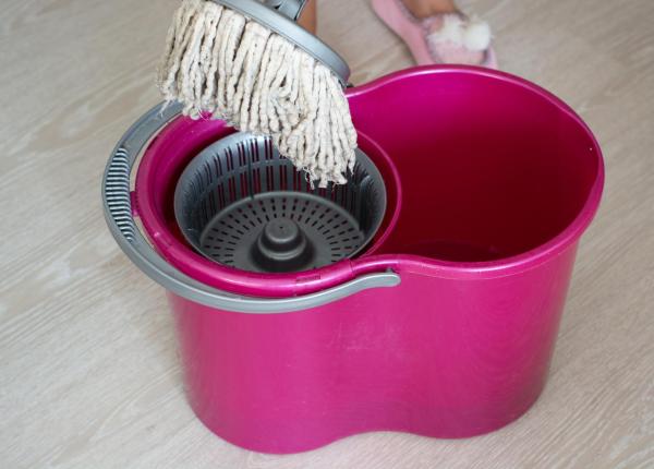 de ce nu este recomandat sa lasi mopul umed in galeata