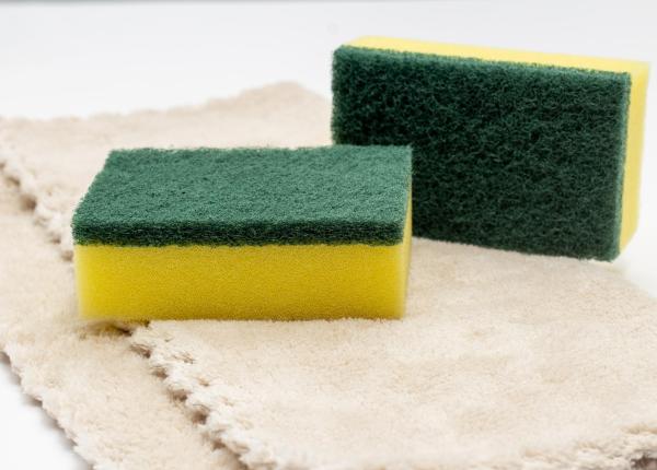 ce se spala de fapt cu partea verde a buretelui de vase