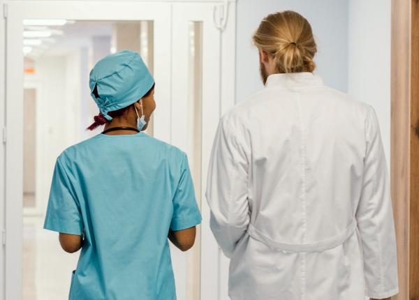 cum raman medicii acasa dezbaterea intre datoria fata de stat si calitatea vietii profesionale