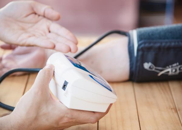 de la ce mana se ia tensiunea de fapt cum stai corect in functie tensiometru