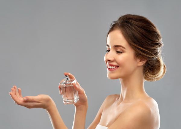 cum sa aplici parfumul pentru a rezista toata ziua