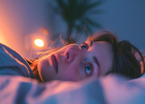 de ce mintea noastra nu doarme noaptea capcana gandurilor nocturne