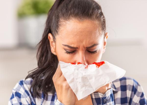 de ce iti curge sange din nas epistaxis sangerare nazala de ce apare si cand devine urgenta