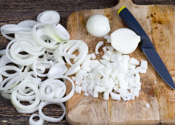 cum se taie corect ceapa cubulete