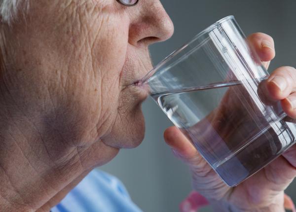 tipul de apa pe care il consumi poate creste riscul de parkinson