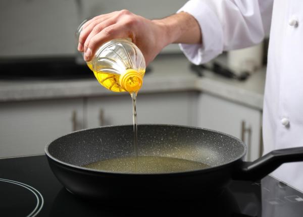 momentul in care adaugi uleiul in tigaie este una dintre cele mai frecvente dileme din bucatarie