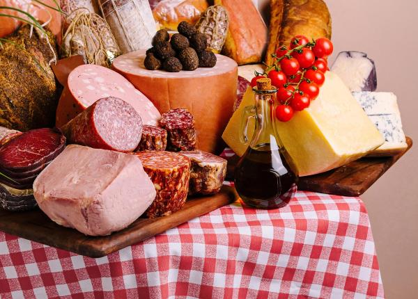 12 cazuri de listerioza dupa consumul de mezeluri 2 persoane au murit