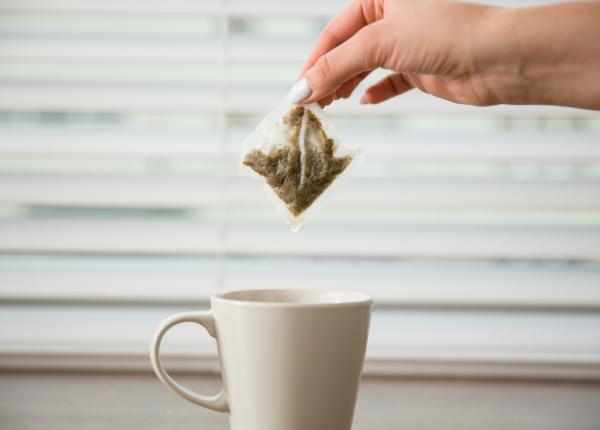 cum se folosesc corect pliculetele de ceai pentru ochi