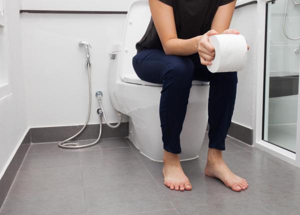 cum se sta corect pe toaleta