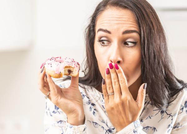 de ce simtim nevoia sa rontaim ceva chiar si dupa ce am mancat