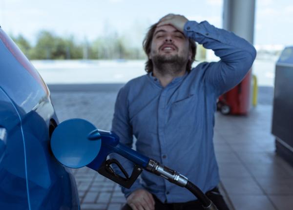 fenomenul meme urilor la pompa radu leca explica ce impact au glumele despre pretul combustibilului