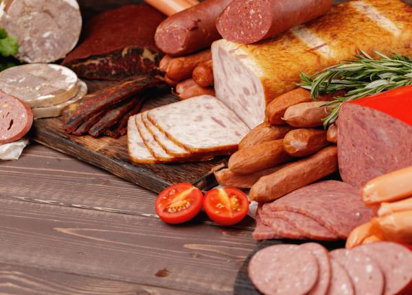 ce este pelicula lipicioasa pe mezeluri