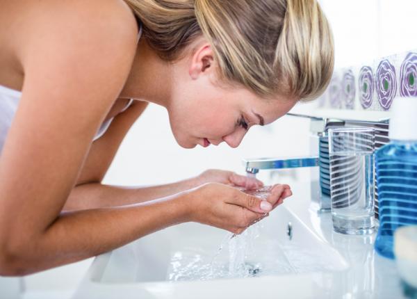 de ce trebuie sa speli apa micelara de pe fata dupa ce te demachiezi