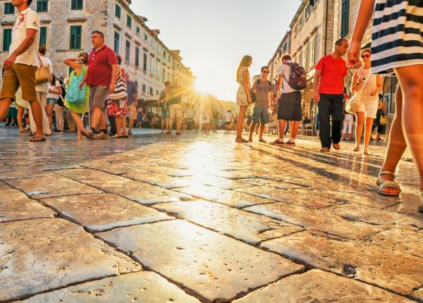socant sute de ore pe an in care nu mai poti iesi in siguranta din casa