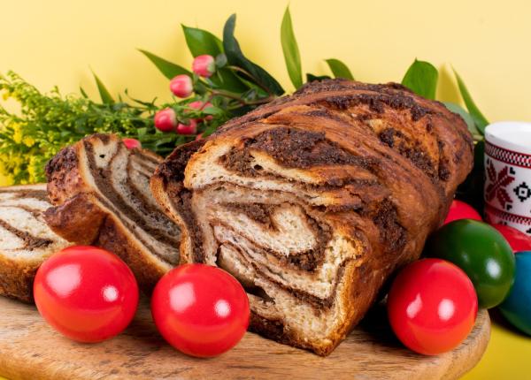 cate calorii are felia de cozonac la masa de paste