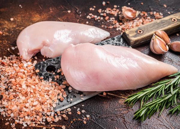 ce se intampla daca mananci carne de pui cruda