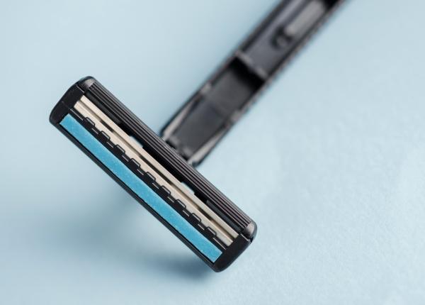 la cat timp ar trebui schimbata lama aparatului de ras semnele care arata ca nu mai este buna