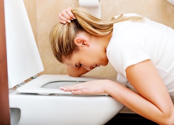 ce trebuie sa stii inainte sa iti provoci varsaturi de ce poate fi periculos si cand este o urgenta