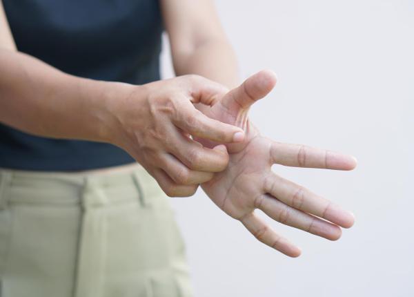 de ce te mananca palmele 6 cauze posibile si ce afectiuni pot ascunde