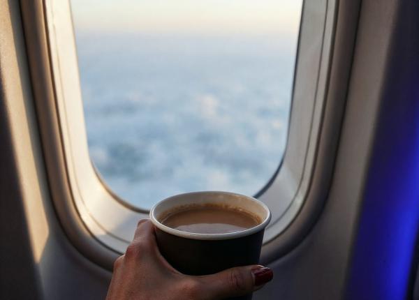 de ce ar trebui sa eviti cafeaua si ceaiul in avion