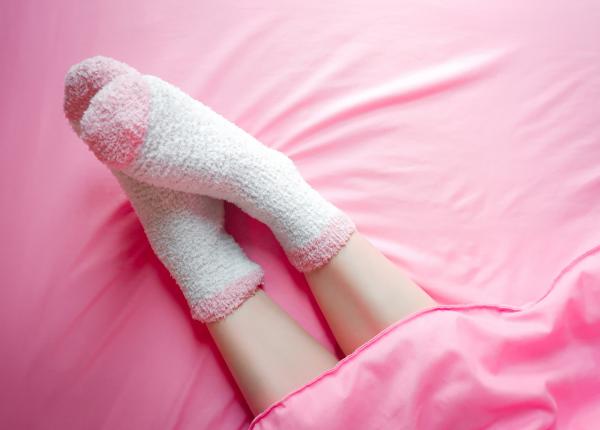 dormi cu sosete sau fara medicii explica avantajele si riscurile