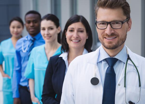 sua ridica partial suspendarea cererilor de imigrare pentru medici