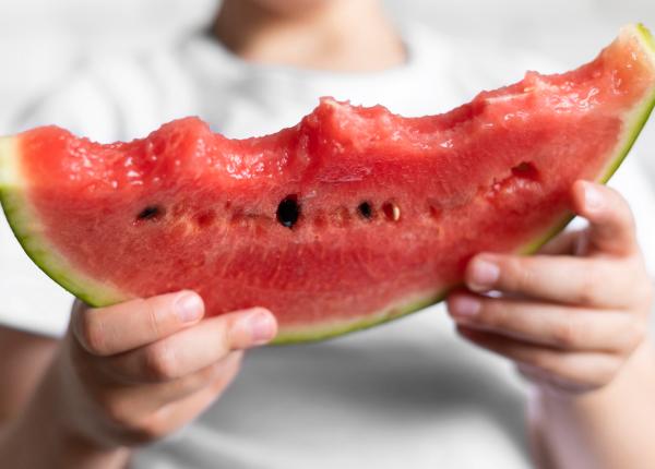 pepenele verde fructul preferat al verii ce beneficii are cu adevarat si cine ar trebui sa fie atent la el