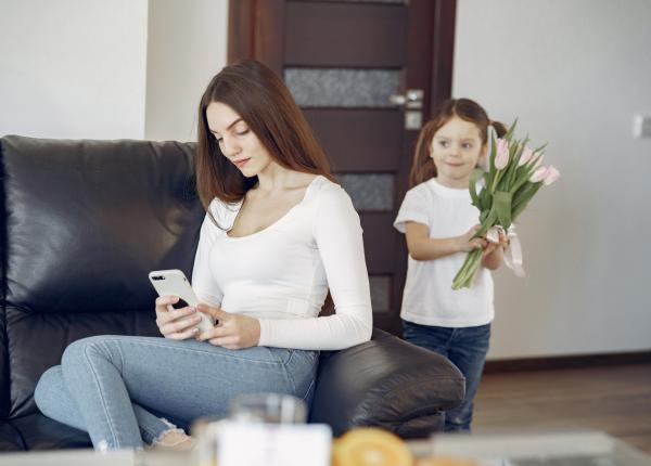esti parinte si stai pe telefon cum iti afecteaza copilul acest obicei