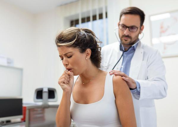 tusea seaca persistenta poate ascunde o problema cardiaca semnalul de alarma explicat de un medic cardiolog