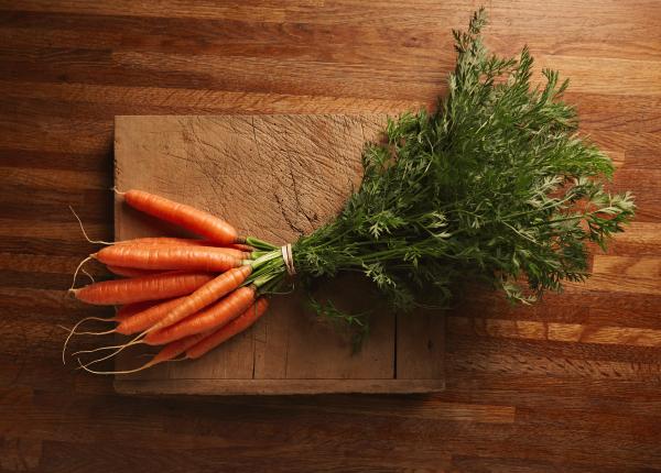 toata lumea arunca frunzele de morcov putini stiu ca sunt comestibile si au un profil nutritional surprinzator