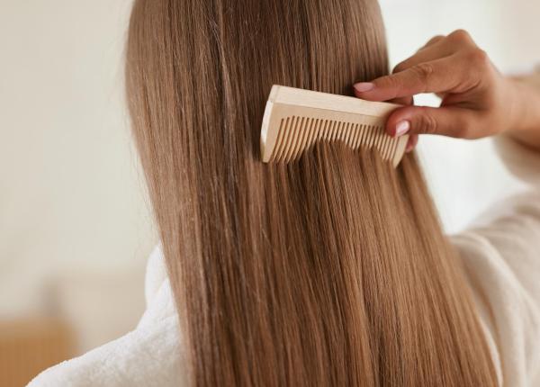 de ce isi pun femeile apa micelara pe scalp trucul viral care iti salveaza coafura in 2 secunde