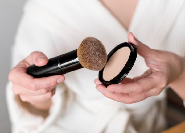 exista azbest in machiajele tale femeile bolnave de cancer dau in judecata marile branduri de cosmetice