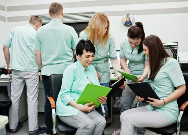 val de angajari in spitalele si institutiile din tara unde se cauta asistenti medicali si brancardieri