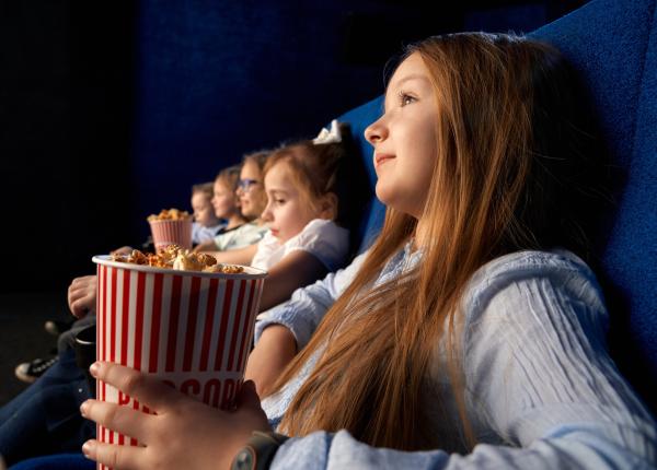 mersul la cinema teatru sau la muzeu te poate face mai tanar