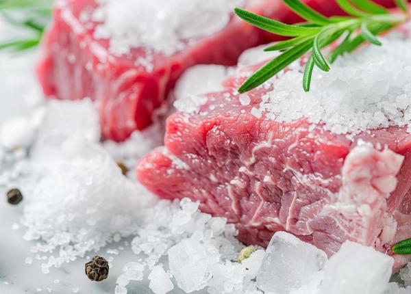 cum se dezgheata corect carnea vara reguli esentiale pentru siguranta alimentara
