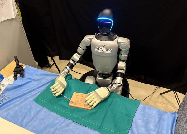 premiera medicala un robot humanoid a operat cu succes un animal viu