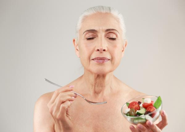 schimbarile simple din alimentatie care pot reduce bufeurile si cresterea in greutate la menopauza