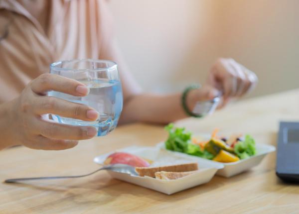 ce se intampla de fapt daca bem apa in timpul mesei nutritionistii explica cel mai mare mit