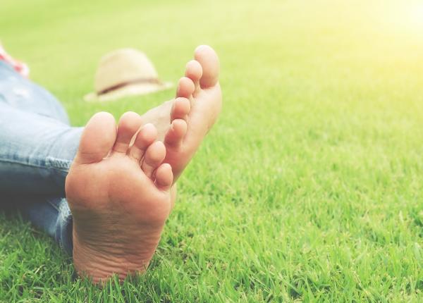semnul de pe picioare pe care multi il ignora poate fi primul indiciu al lipsei unei vitamine esentiale