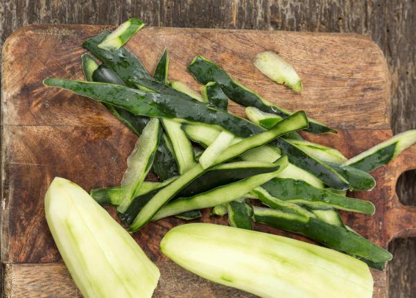 cureti castravetele de coaja ce pierzi atunci cand arunci partea verde